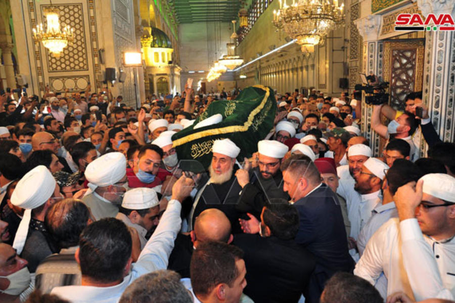 La procesión llega a la gran Mezquita Omeya de Damasco para la ceremonia fúnebre (Foto: SANA)