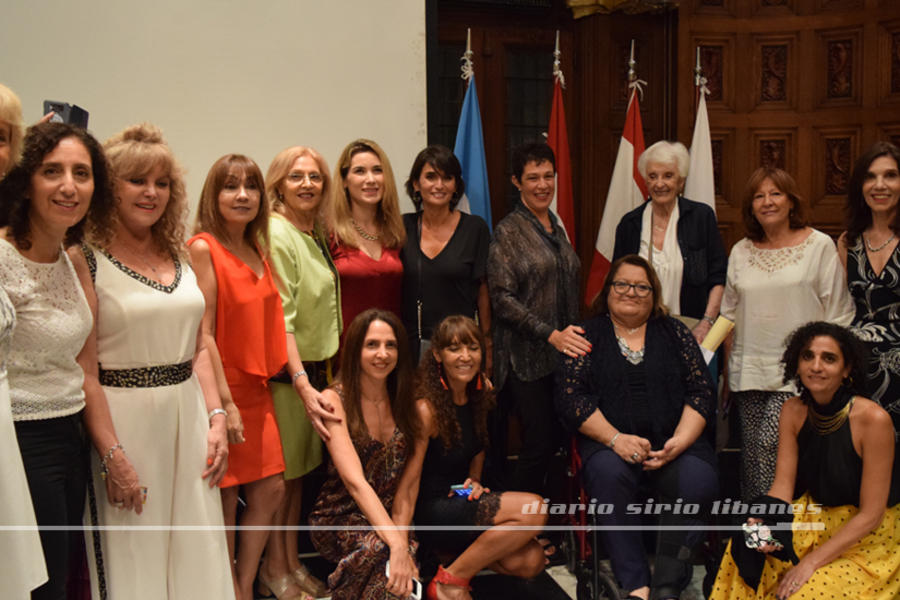 La Comisión de Damas del CSLBA junto a las galardonadas (Marzo 10, 2020)