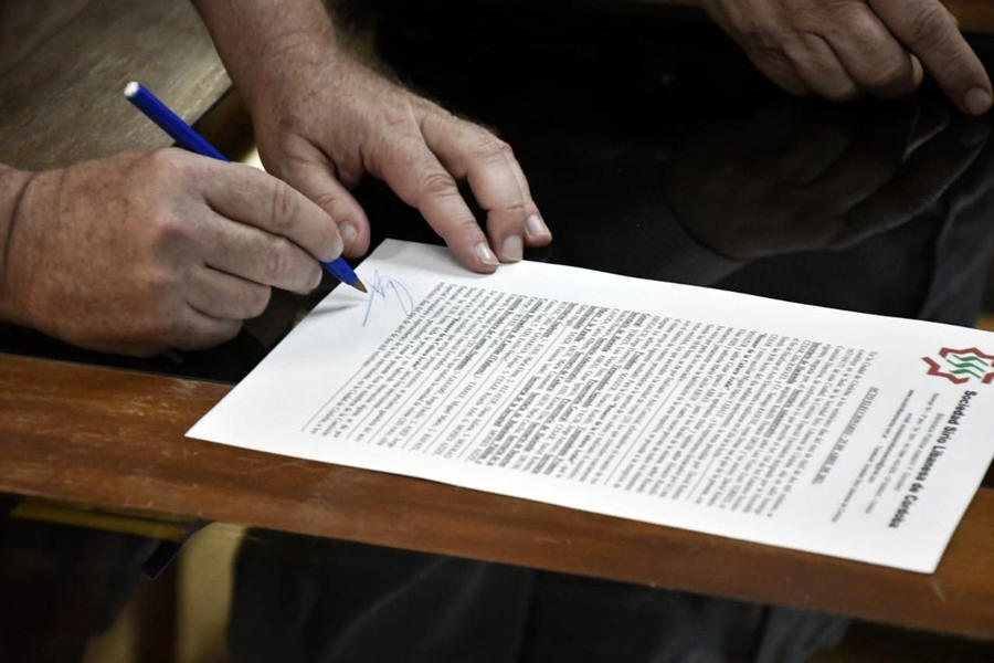 El Dr. Manzur firma el acta institucional (Foto: Yamil Moisés Azize / SSL Córdoba)