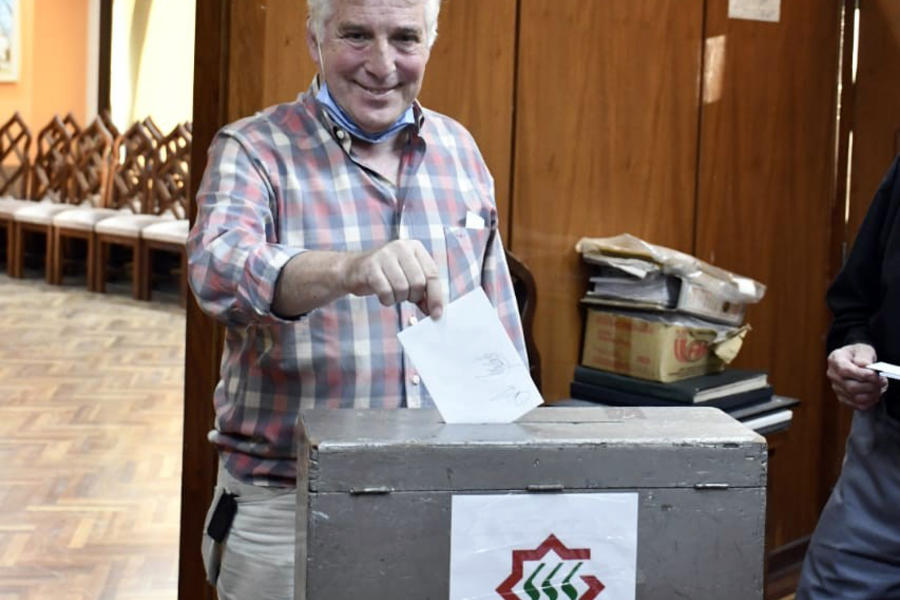El Dr. Manzur deposita su voto en la urna (Foto: Yamil Moisés Azize / SSL Córdoba)