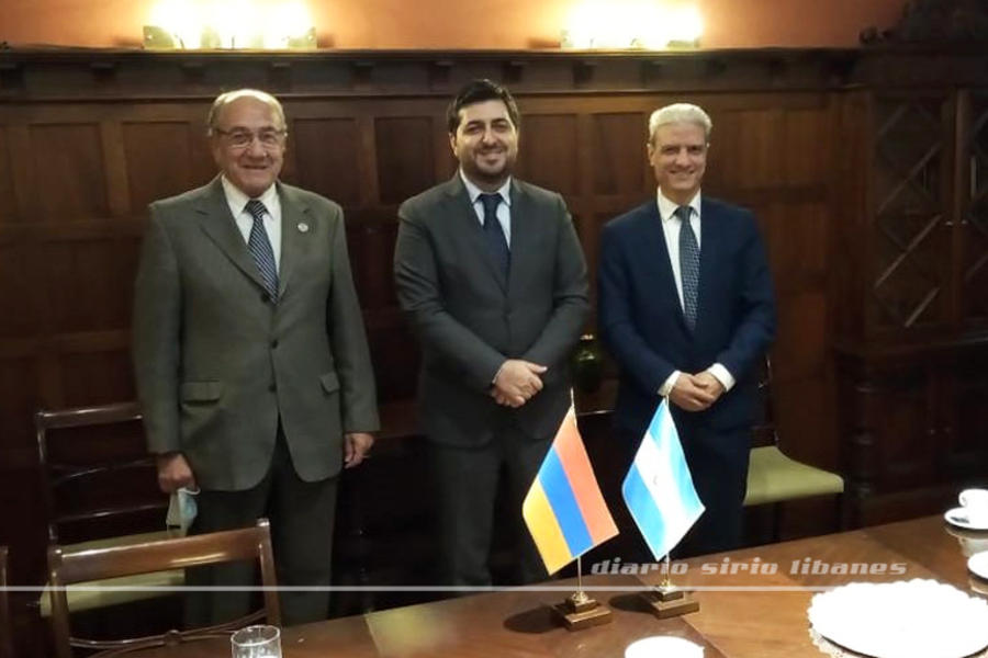 Yaoudat Brahim y Simon Hajal junto al Embajador de Armenia, Hovhannés Virabyan