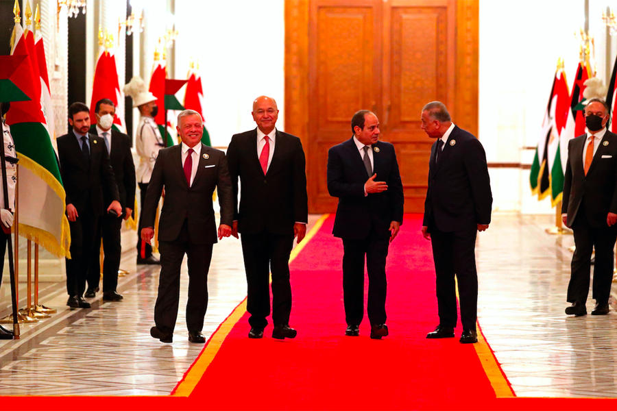 El presidente iraquí Barham Salih y el primer ministro Mustafa al-Kadhimi reciben al rey Abdullah II de Jordania y el presidente de Egipto, Abdel Fattah el-Sisi (Foto: Khalid al-Mousily / Reuters) 
