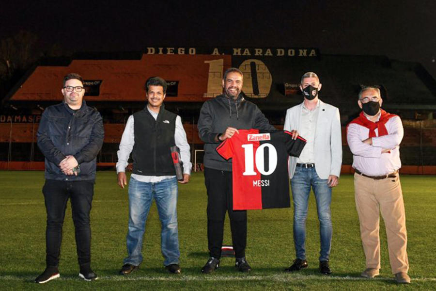 El embajador Alyahya y el consejero Zeiad Alanbaie recibidos por autoridades de Newell's Old Boys en el Estadio Marcelo Bielsa