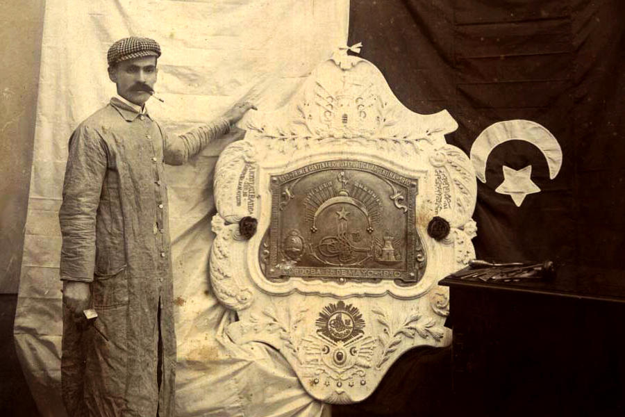 El escultor sirio Jorge Batica y su obra | Córdoba, mayo 1910 (Foto cortesía de Carina Villafañe Batica)