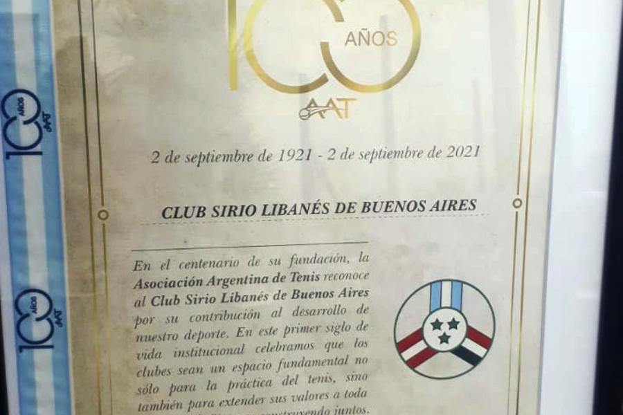 Diploma institucional del Club Sirio Libanés conmemorando el Centenario de la AAT (Foto: CSLBA)