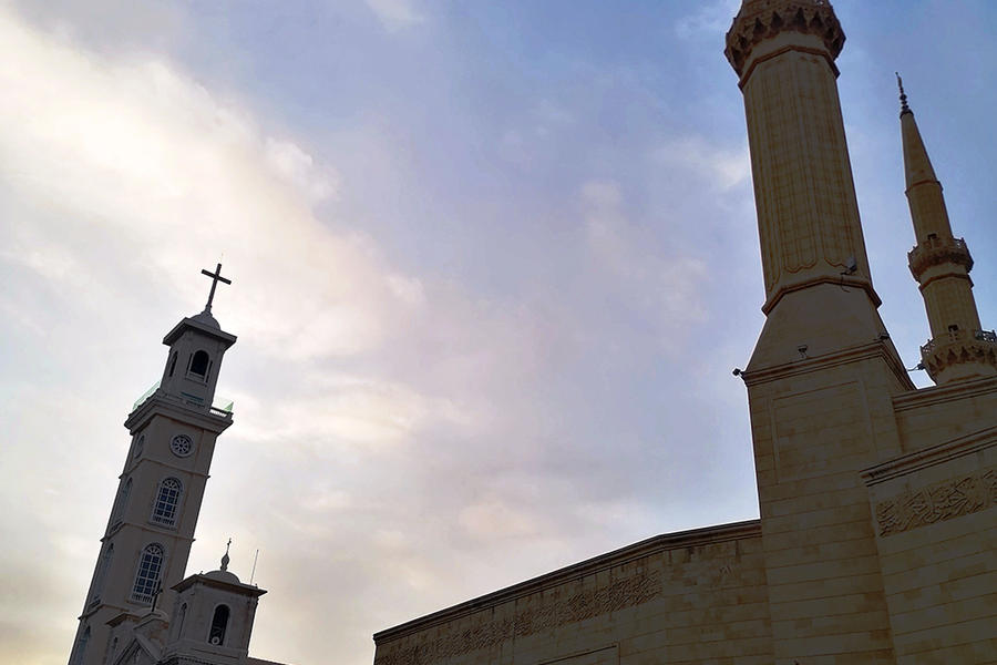Al igual que la siria, la sociedad libanesa es multiconfesional. Mezquita e Iglesia en Beirut (Foto: Pablo Sapag M.)