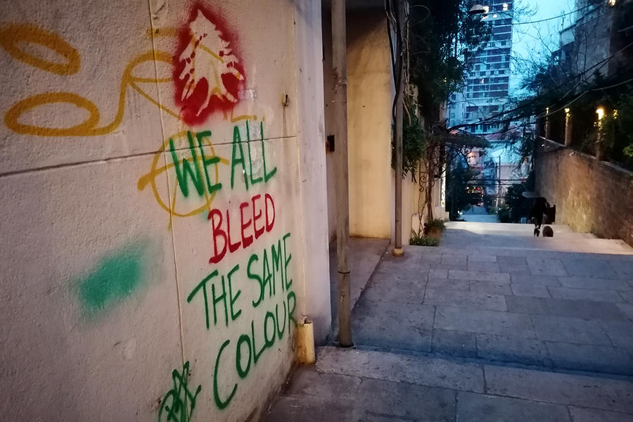 "La sangre de todos es del mismo color", reza una pintada en una calle de Beirut (Foto: Pablo Sapag M.)