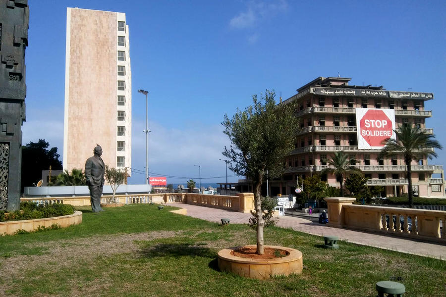 Monumento al asesinado ex premier Rafiq Hariri. Al frente, edificio con pancarta crítica a su modelo urbanístico para Beirut (Foto: Pablo Sapag M.)