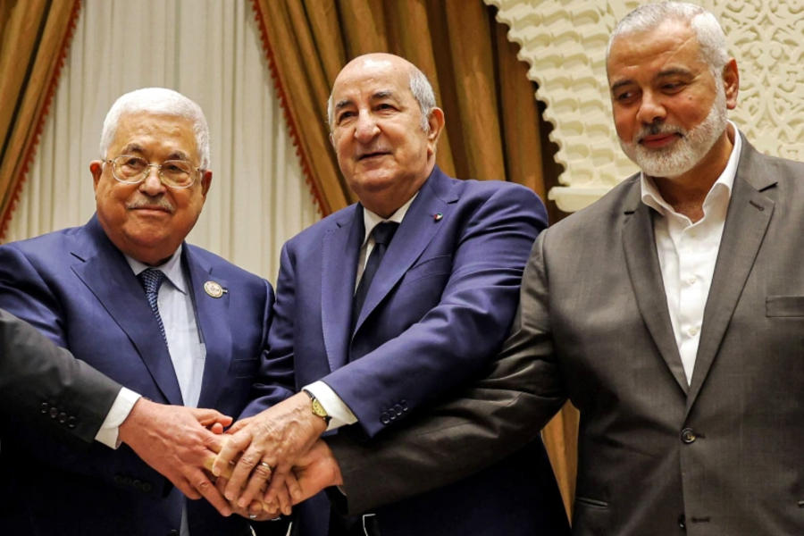 El presidente Mahmud Abbas (izq.), el presidente Abdelmadjid Tebboune (centro) y el jefe político de Hamas, Ismail Haniyeh (der.) se dan la mano durante la reunión en Argelia (Foto: Thaer Ghanaim / AFP)