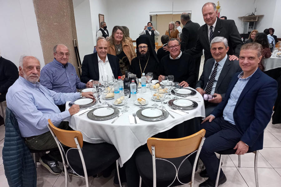 El Sr. Embajador de Siria, junto a Mons. Santiago y los directivos de Fearab Argentina, la USL y el CSLBA (Foto: Parroquia San Jorge)