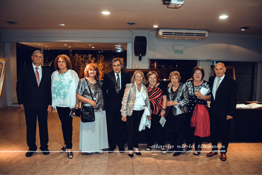 Conjunto directivo de la Sociedad Unión Árabe de Paraná, encabezado por su presidente, Sr. José María Melchor Saín, junto a familiares del Sr. Miguel David, Ugarit Post Mortem (Foto: DSL)