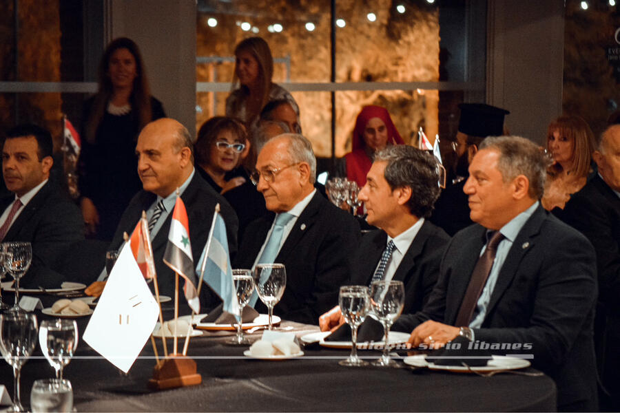 De izq. a der.: Sr. Encargado de Negocios de Palestina, Dr. Riyad al Halabi; Sr. Embajador de Siria, S.E. Dr. Sami Salameh; Presidente del CSLBA, Sr. Yaoudat Brahim; Sr. Vicegobernador de SDE, Dr. Carlos Silva Neder; Sr. Embajador de la Liga de los Estados Árabes, S.E. Hisham Abdelwahab (Foto: DSL)
