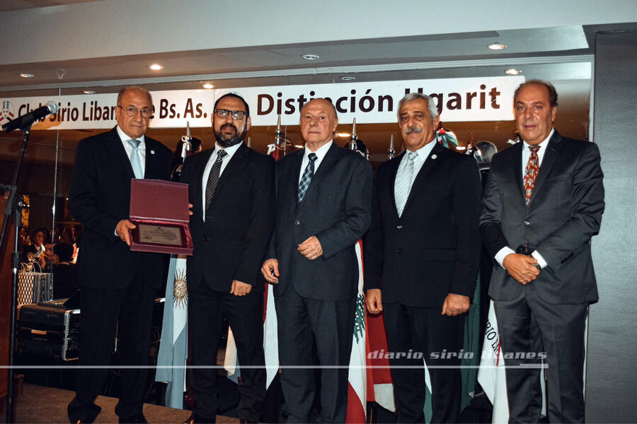 El presidente de Fearab América, Sr. George El Alam, hace entrega de placa recordatoria a los directivos del CSLBA (Foto: DSL)