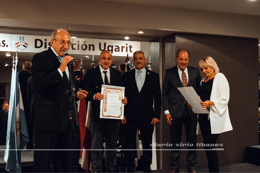 Directivos del CSLBA entregan diplomas de reconocimiento a la trayectoria de colaboración de la Sra. Nelda Fernandez y Sr. Darío Yabroudi (Foto: DSL)