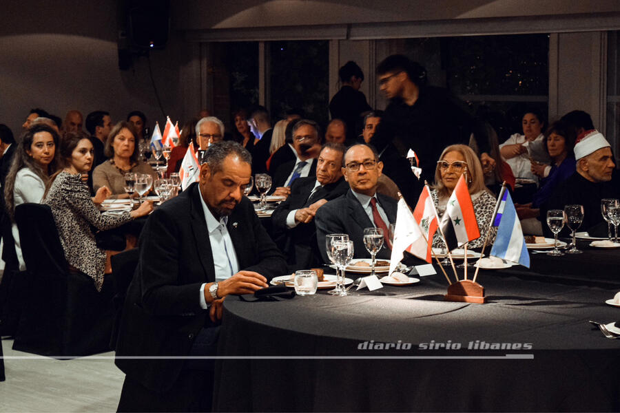 De izq. a der.: Sr. Embajador de Kuwait, S.E. Abdullah Ali Alyahya; Sr. Embajador de Egipto, S.E. Mohamed Kazem; Sra. Ana María Ganem; Sheij Abdel Nabi al Hafnawi (Foto: DSL)
