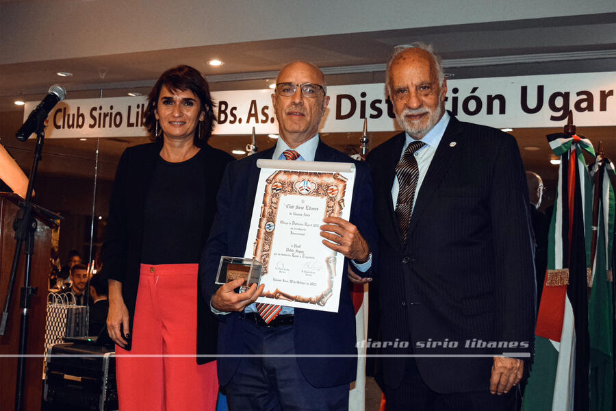 El Prof. Pablo Sapag recibe Distinción UGARIT en categoría Cultura-Internacional (Foto: DSL)