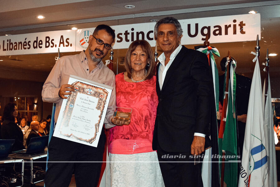 El Sr. Samir recibe en nombre de su madre María Isabel Alegre Amado, la Distinción UGARIT en Cultura (Foto: DSL)