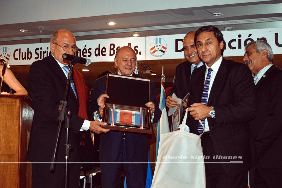 El Sr. Vicegobernador de la Prov. de Santiago del Estero, Dr. Carlos Silva Neder, entrega presentes santiagueños a los directivos del CSLBA (Foto: DSL)