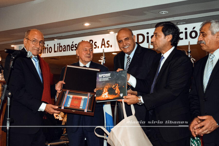 El Sr. Vicegobernador de la Prov. de Santiago del Estero, Dr. Carlos Silva Neder, entrega presentes santiagueños a los directivos del CSLBA (Foto: DSL)