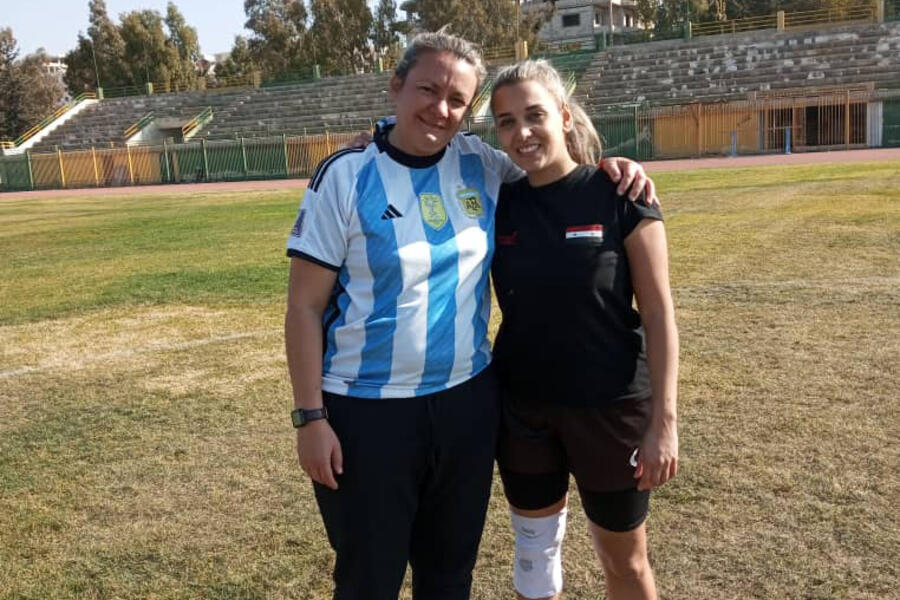 La entrenadora Carolina Bravo junto a Sarah Abd el Baki (Foto: Syria Rugby)