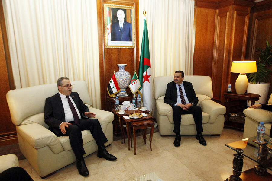 El ministro de Energía y Minas de Argelia, Mohamed Arkab, recibe al ministro sirio de Petróleo y Recursos Minerales, Firas Kaddour  | Argel, abril 27, 2023 (Foto: Min. de Energía y Minas de Argelia)