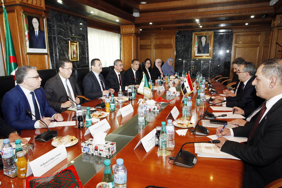 La delegación siria visitante comparte mesa de trabajo con la delegación ministerial argelina y gerentes de las principales empresas locales | Argel, abril 27, 2023 (Foto: Min. de Energía y Minas de Argelia)