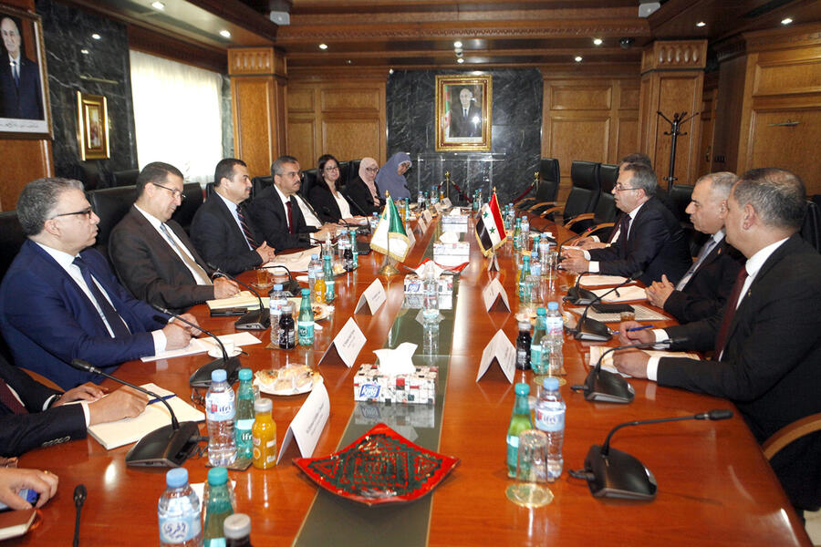 La delegación siria visitante comparte mesa de trabajo con la delegación ministerial argelina y gerentes de las principales empresas locales | Argel, abril 27, 2023 (Foto: Min. de Energía y Minas de Argelia)