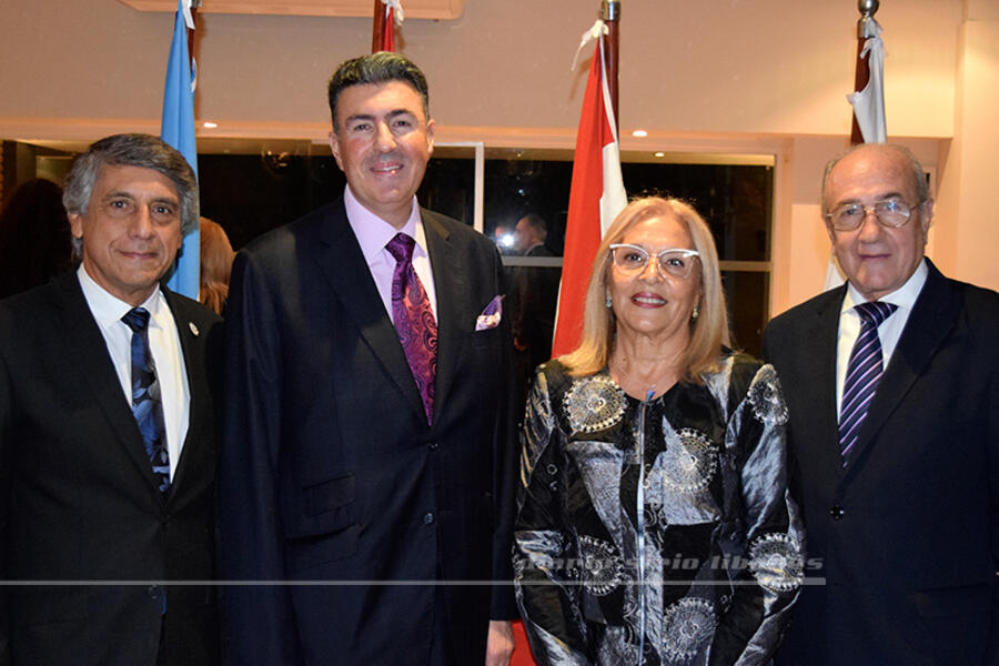 El presidente del CSLBA, junto al vicepresidente Dr. Alejandro Ayub y la Sra. Ana María Ganem reciben salutación del Sr. Embajador de Líbano, S.E. Johnny Ibrahim