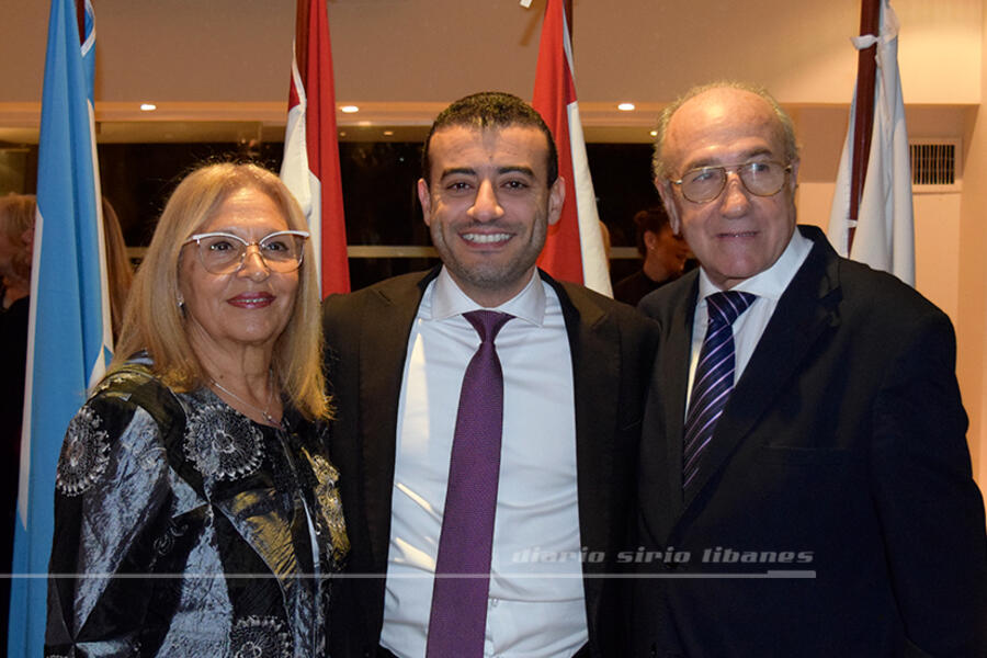 El presidente del CSLBA y Sra. Ana María Ganem reciben salutación del Sr. Cónsul de Líbano, Tannous Kabiity