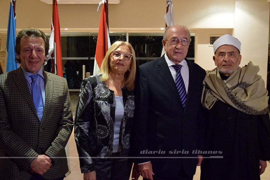 El presidente del CSLBA y Sra. Ana María Ganem reciben salutación del Sheij Abdelnaby al-Hafnawy y el Sr. Hassan El Bacha, Secretario General del Centro Islámico de la República Argentina (CIRA)