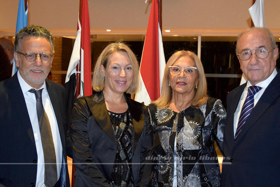 El presidente del CSLBA y Sra. Ana María Ganem reciben salutación del Secretario de la Asociación Argentina de Tenis, Dr. César Francis y Sra. Esposa