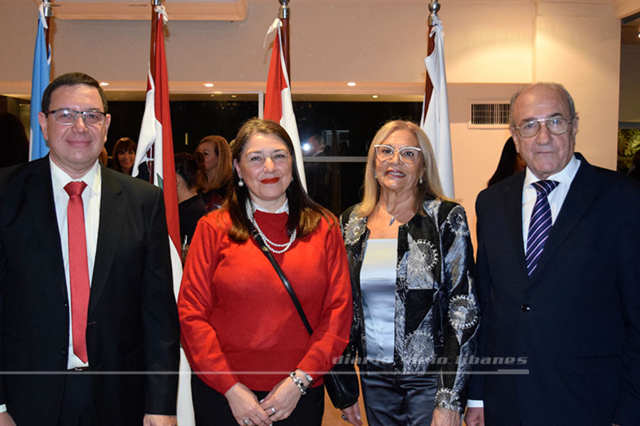 El presidente del CSLBA y Sra. Ana María Ganem reciben salutación del presidente de la Sociedad Sirio Libanesa de Santiago del Estero, Sr. Habel Sapag y Sra. Esposa