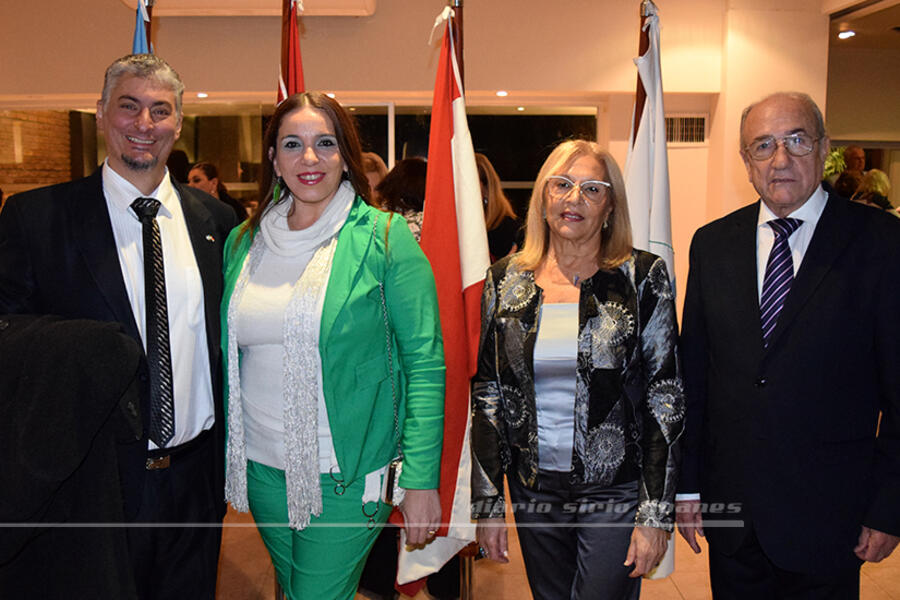 El presidente del CSLBA y Sra. Ana María Ganem reciben salutación del presidente de la Sociedad Sirio Libanesa de Tartagal, Sr. Ciro Esper y Sra. Esposa