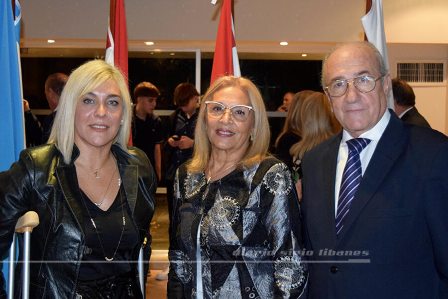 El presidente del CSLBA y Sra. Ana María Ganem reciben salutación de la presidenta de la Sociedad Sirio Libanesa de Catamarca, Sra. Zulma Zaffe