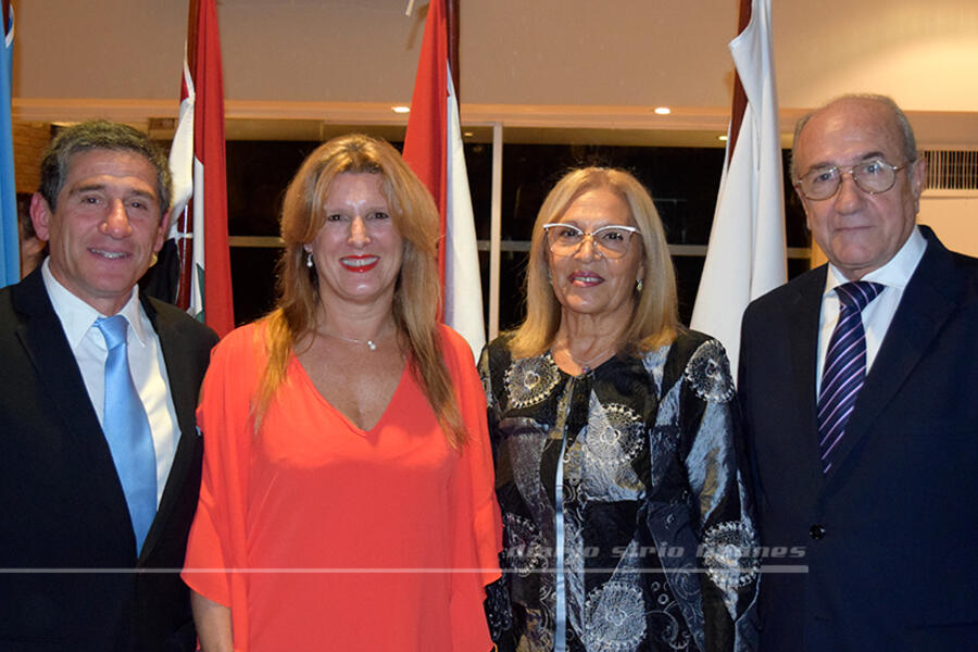 El presidente del CSLBA y Sra. Ana María Ganem reciben salutación del presidente del Club Los Cedros, Sr. Fernando Migliardi y Sra. Esposa