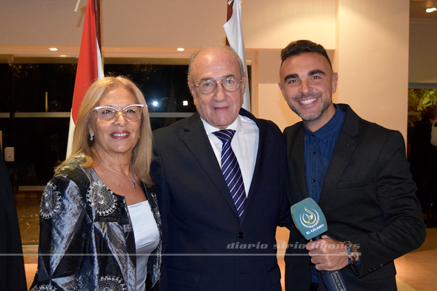 El presidente del CSLBA y Sra. Ana María Ganem junto al conductor del programa “El Cálamo”, Sr. Khaled Hallar