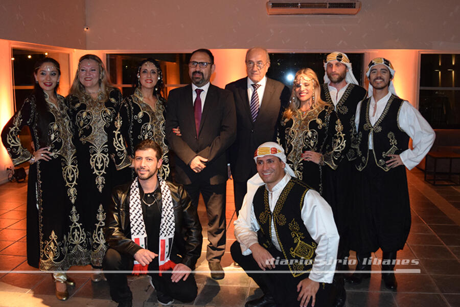 Los presidentes del CSLBA y Fearab América junto a los integrantes del Ballet Ikram de Córdoba previo a su presentación