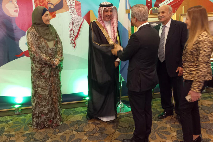 S.E. el Sr. Embajador Hussein Alassiri y su esposa, Sra. Eiman Hassan Nather reciben los saludos del Sr. Simon Hajal y la Sra. Suher Massad, en presencia del Lic. Ghandour Daher