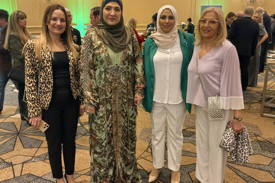 La Sra. Eiman Hassan Nather y la Sra. Jihan Al-Halabi junto a las señoras Ana María Ganem y Suher Massad