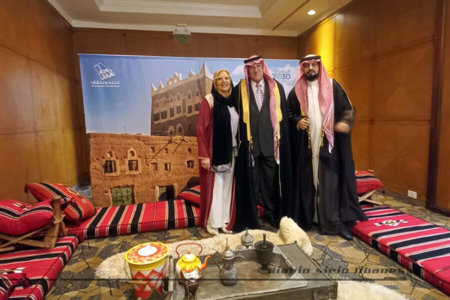 El Sr. Yaoudat Brahim y la Sra. Ana María Ganem disfrutaron del espacio promocional de la Visión 2030 del Reino de Arabia Saudita