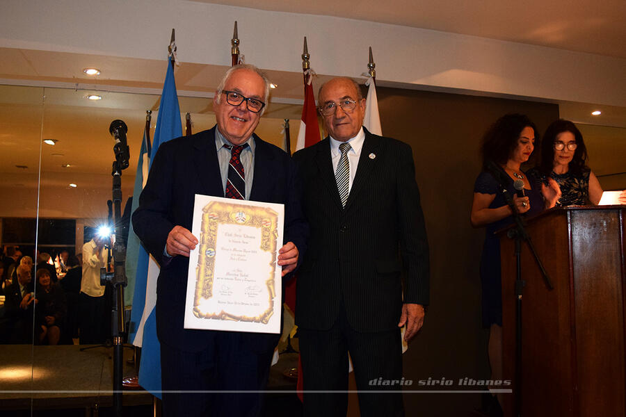 El Sr. Amado Diab, presidente del Círculo Árabe de Azul, recibe la mención UGARIT en la categoría Arte y Cultura, en nombre de la Sra. Mercedes Rufail