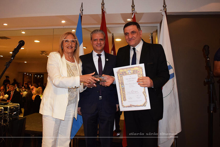 El Sr. Emilio Marcelo Jozami recibe la distinción UGARIT en la categoría Arte y Cultura, de manos de la Sra. Ana María Ganem y el Sr. Simon Hajal
