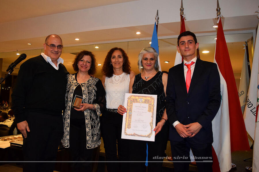 Juan José, María del Rosario y Susana Obelli, reciben el reconocimiento UGARIT Post Mortem para el Sr. José Idmon Obelli, de manos de la Sra. Marcela Elgassi y el Dr. Facundo Ursino