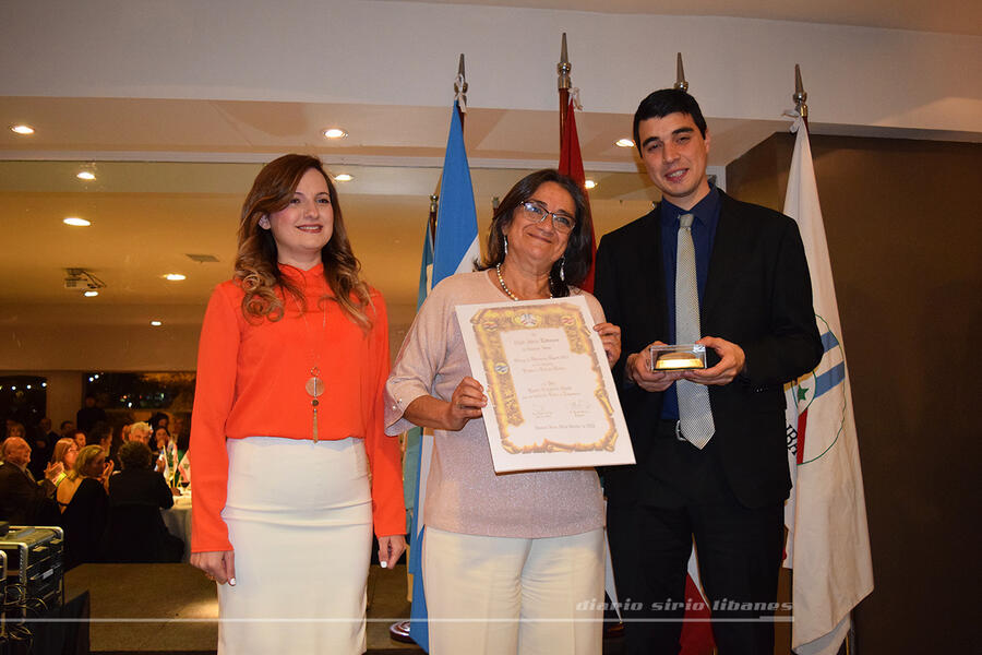La Senadora Nacional Dra. Lucía Corpacci Saadi recibe la distinción UGARIT en la categoría Política y Función Pública, de manos de la Sra. Suher Massad y el Dr. Pablo Isber