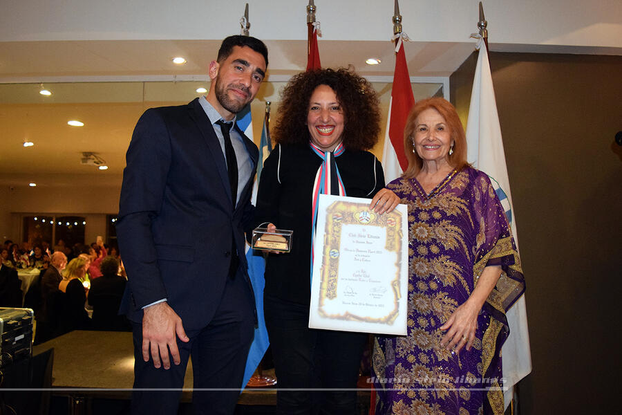 La Lic. Cynthia Edul recibe la distinción UGARIT en la categoría Arte y Cultura, de manos de la Sra. Edna Debs y el Lic. Juan Ignacio De Bas