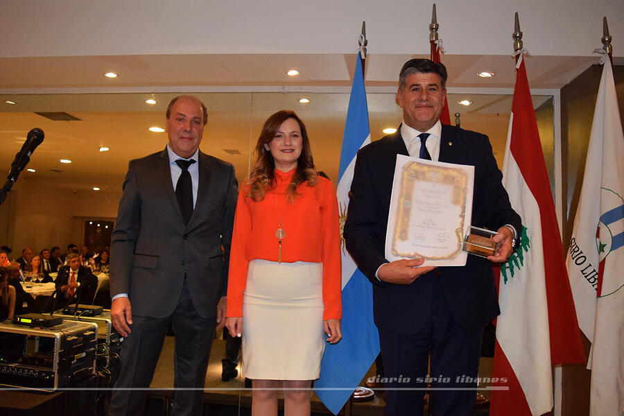 El Vicegobernador de Mendoza, Dr. Mario Abed, recibe la distinción UGARIT en la categoría Política y Función Pública, de manos de la Sra. Suher Massad y el Sr. Gabriel Kassis