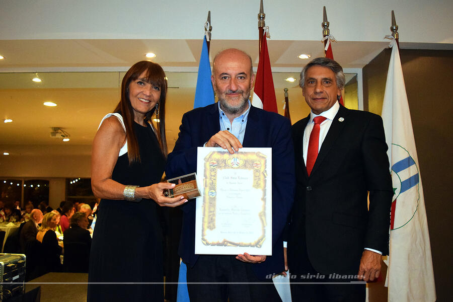 El Dr. Leonardo Caruana recibe la distinción UGARIT en la categoría Ciencia y Técnica, de manos de la Dra. Silvia Lapigna y el Dr. Alejandro Ayub