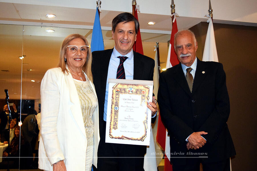 El Dr. Javier Ganem recibe la distinción UGARIT en la categoría Ciencia y Técnica, de manos de la Sra. Ana María Ganem y el Cr. Adib Attie