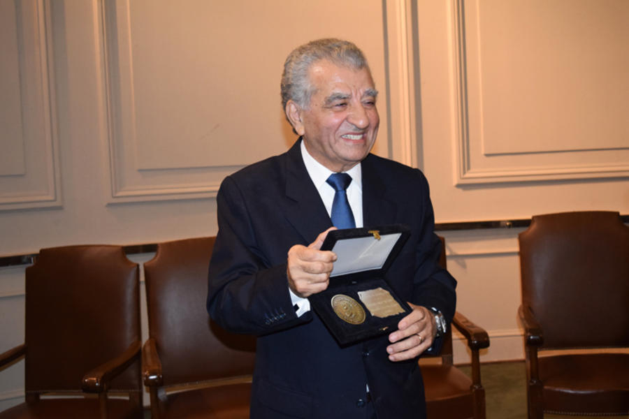 Dr. Hugo Said Alume recibiendo el galardón "Maestro de la Medicina" (junio de 2015)