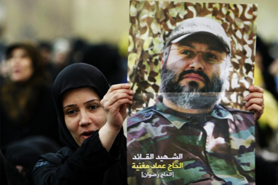 Manifestante con la foto del asesinado comandante Imad Mughniyeh (2009)